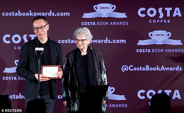 Bart van Es és Lien a Costa-díj átvételekor