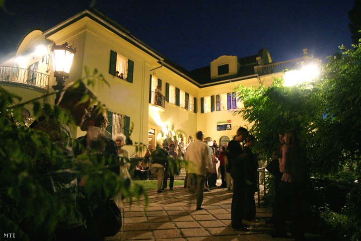 Látogatók a Bajor Gizi Színészmúzeum kertjében 2004. június 26-án, a Múzeumok éjszakája című rendezvényen