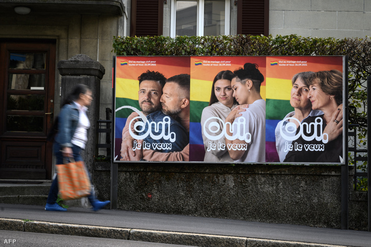 Egy nő elsétál egy francia nyelvű plakát mellett, amely azt írja 'Igen, akarom' Lausanne-ban, Svájcban tartandó országos szavazás előtt 2021. szeptember 22-én