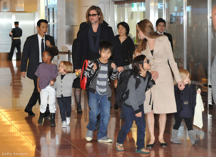 Brad Pitt és Angelina Jolie gyermekeikkel 2011. november 8-án