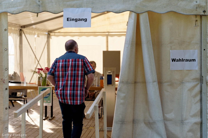 Swisttalban egy sátor szolgál szavazóhelyiségként