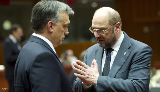 Martin Schulz, az Európai Parlament német elnöke (j) és Orbán Viktor magyar miniszterelnök beszélget az Európai Unió kétnapos csúcstalálkozójának első napján.