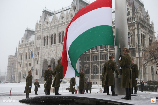 Nem maradt el az ünnepi zászlófelvonás a Parlament előtt