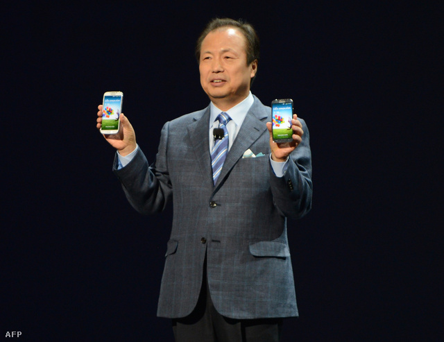 JK Snin, a Samsung IT- és kommunikációs igazgatója bemutatja a Galaxy S IV-et New Yorkban