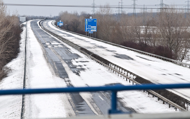 Az M1-es autópálya Győrt elkerülő lezárt szakasza 2013. március 15-én. Az M1-es autópálya és a 86-os főút Győr-Moson-Sopron megyei szakaszán a legtöbb az elakadt jármű.