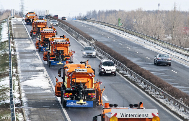 Osztrák hókotrók az M1-es autópálya Győrt elkerülő szakaszán