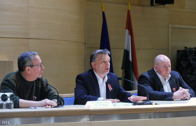 Bakondi György, az Országos Katasztrófavédelmi Főigazgatóság vezetője, Orbán Viktor és Takács Tibor bűnügyi főigazgató.