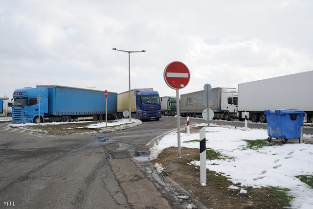 Várakozó külföldi kamionok az M5-ös autópálya inárcsi pihenőjénél