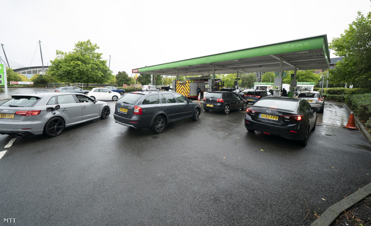 Autók sorakoznak egy manchesteri benzinkút előtt 2021. szeptember 27-én
