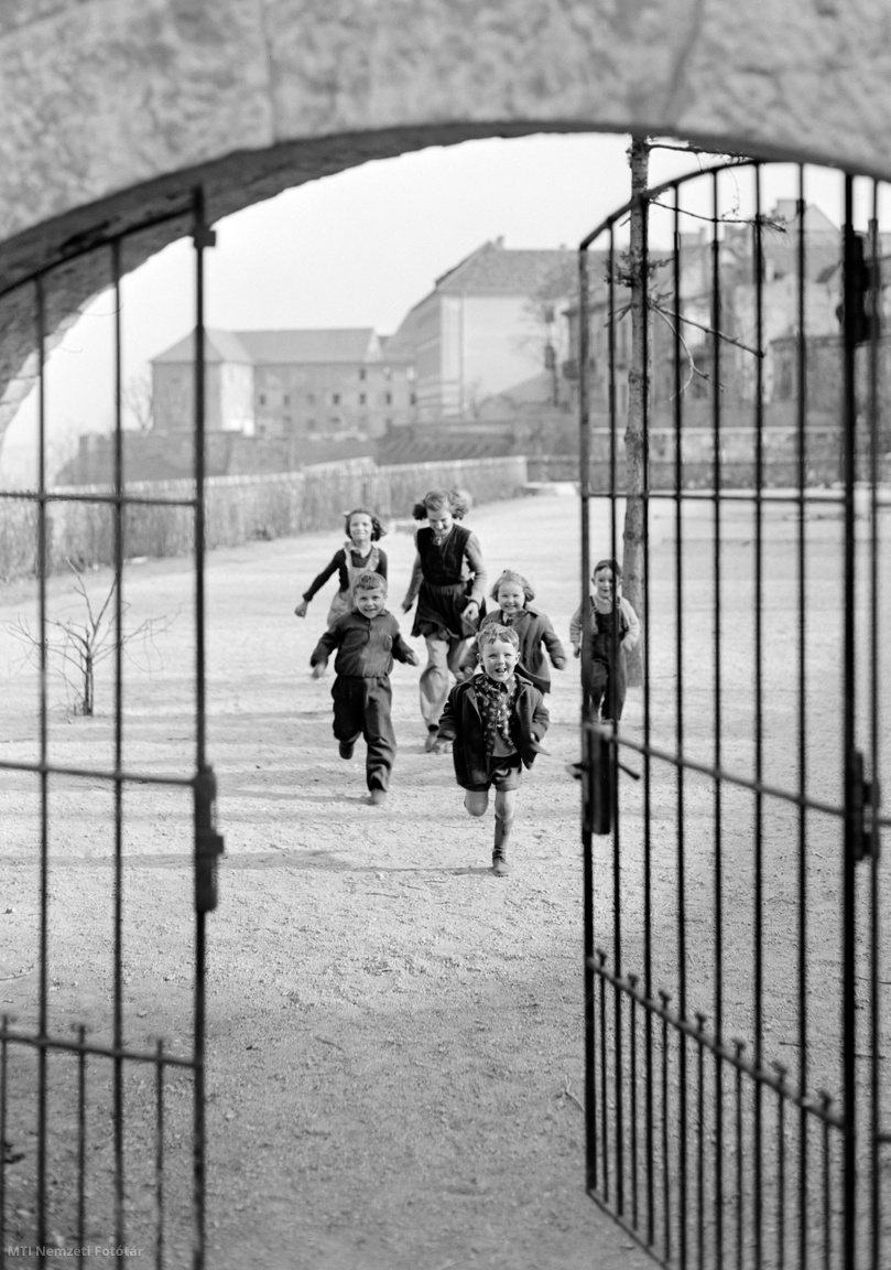 Budapest, 1954. április 2. Gyermekcsapat fut egy nyitott kapu felé a budai Várban