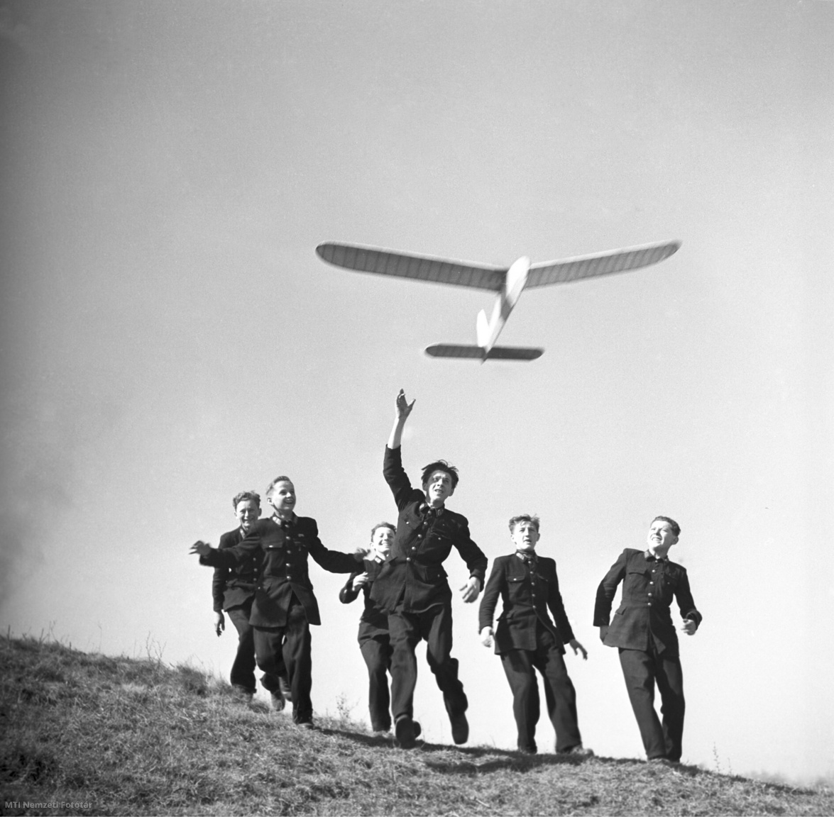 Győr, 1953. március 21. A 400. sz. Vasipari Intézet modellező szakkörének tagjai repülőmodellt röptetnek