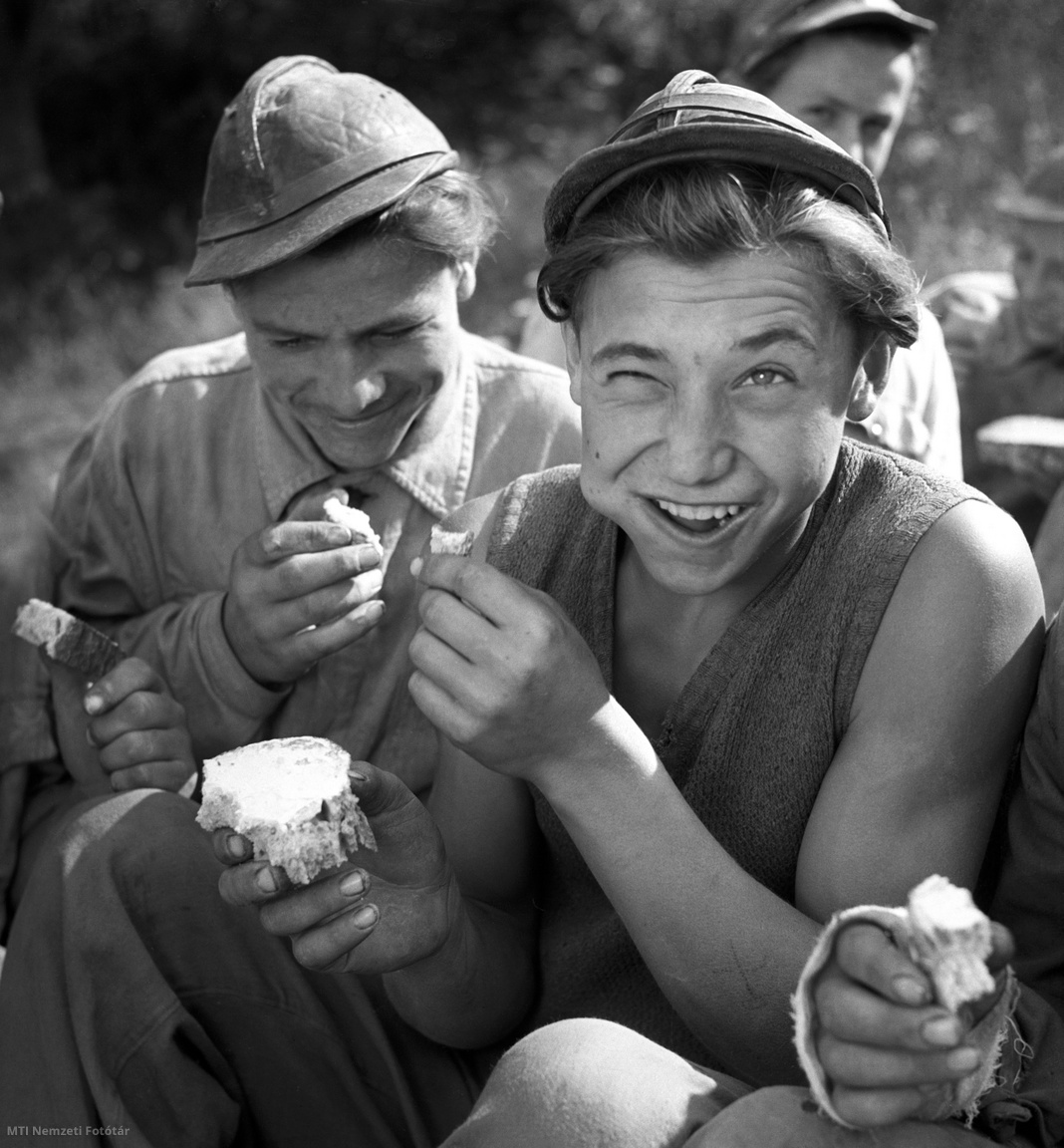 Sajószentpéter, 1951. július 1. A Munkaerő-tartalékok Hivatala (MTH) bányászati szakmunkásképző iskolájának vájártanulói reggeliznek a napfényben. A képriport a Munkaerő-tartalék Hivatal megrendelésére készült