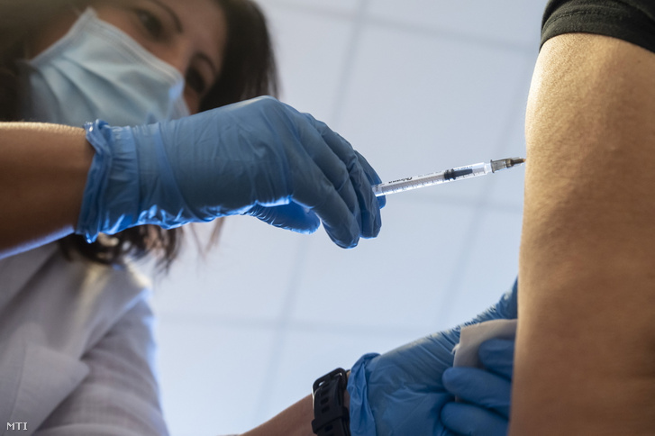 Egy nő megkapja a koronavírus elleni oltóanyagot 2021. szeptember 26-án