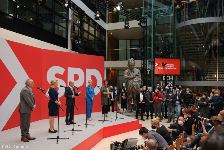 Olaf Scholz, a német szociáldemokraták (SPD) kancellárjelöltje beszédet mond, miután az SPD 2021. szeptember 27-én megnyerte a választást