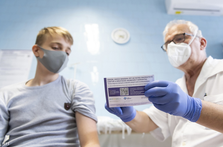 Egy fiatal megkapja a koronavírus-elleni oltóanyagot 2021. május 17-én