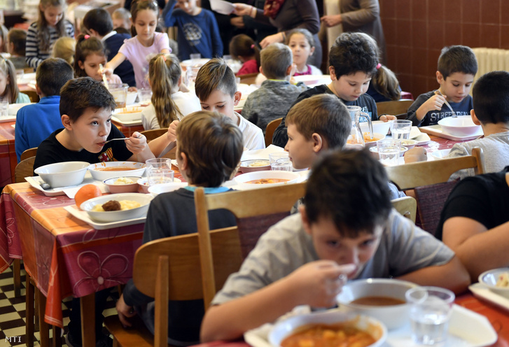 Diákok ebédelnek Budapesten a Harmat Általános Iskola menzáján 2017. december 19-én