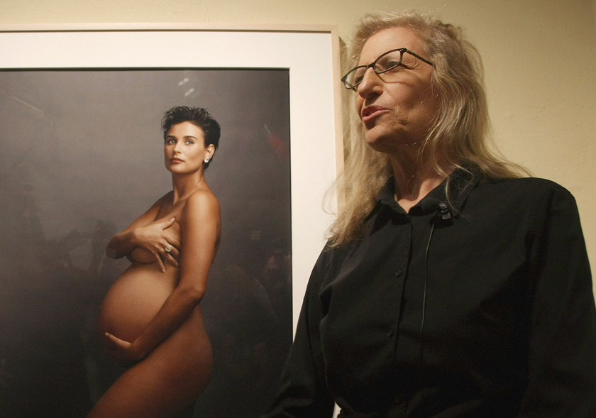 Az Annie Leibovitz - Egy fotóművész élete 1990-2005 című kiállításon a fotós az ikonikus képe előtt.