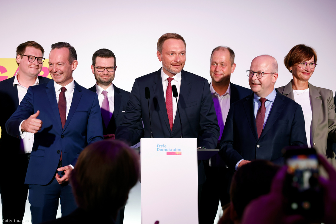 Christian Lindner a Német Szabad Demokraták (FDP) vezető jelöltje és az FDP párt tagjai Berlinben 2021. szeptember 26-án