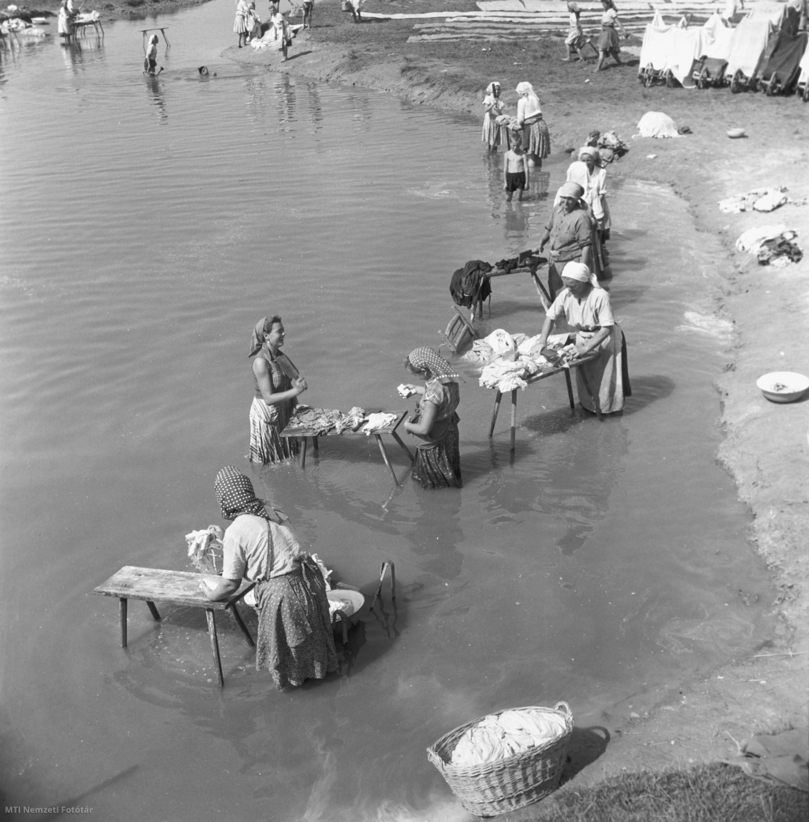 Miske, 1956. augusztus 12. Miskei asszonyok mosnak a falu melletti patakban.