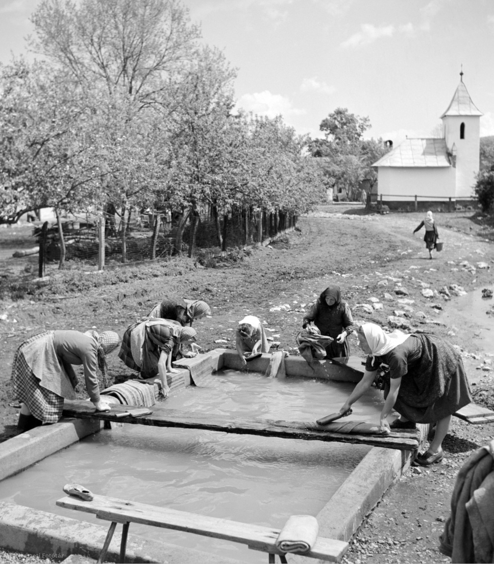 Bódvalenke, 1955. május 21. Sulykolóval mosó asszonyok a mosómedencénél, a patak partján.
