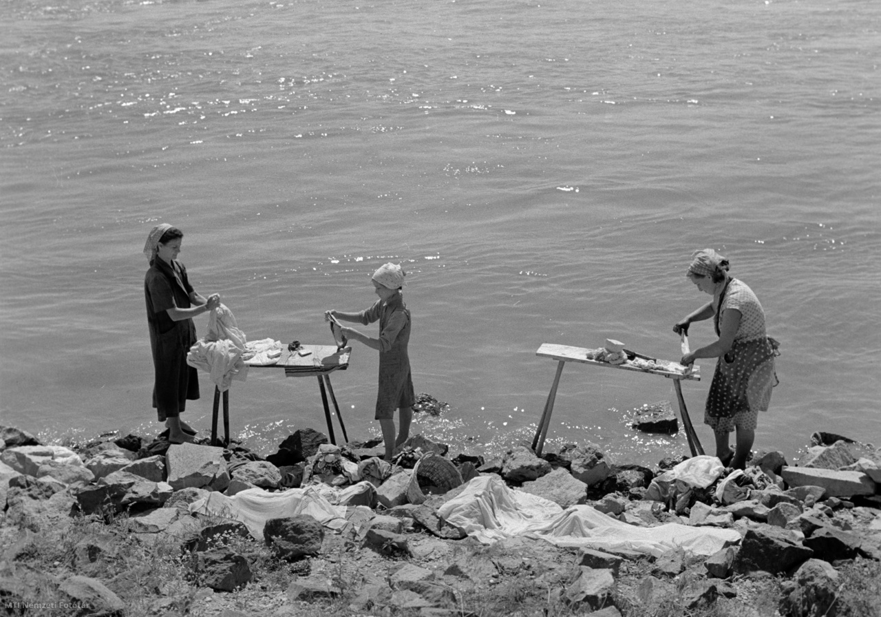 Paks, 1960. július 6. Két asszony és egy kislány ruhát mos a paksi Duna-parton.