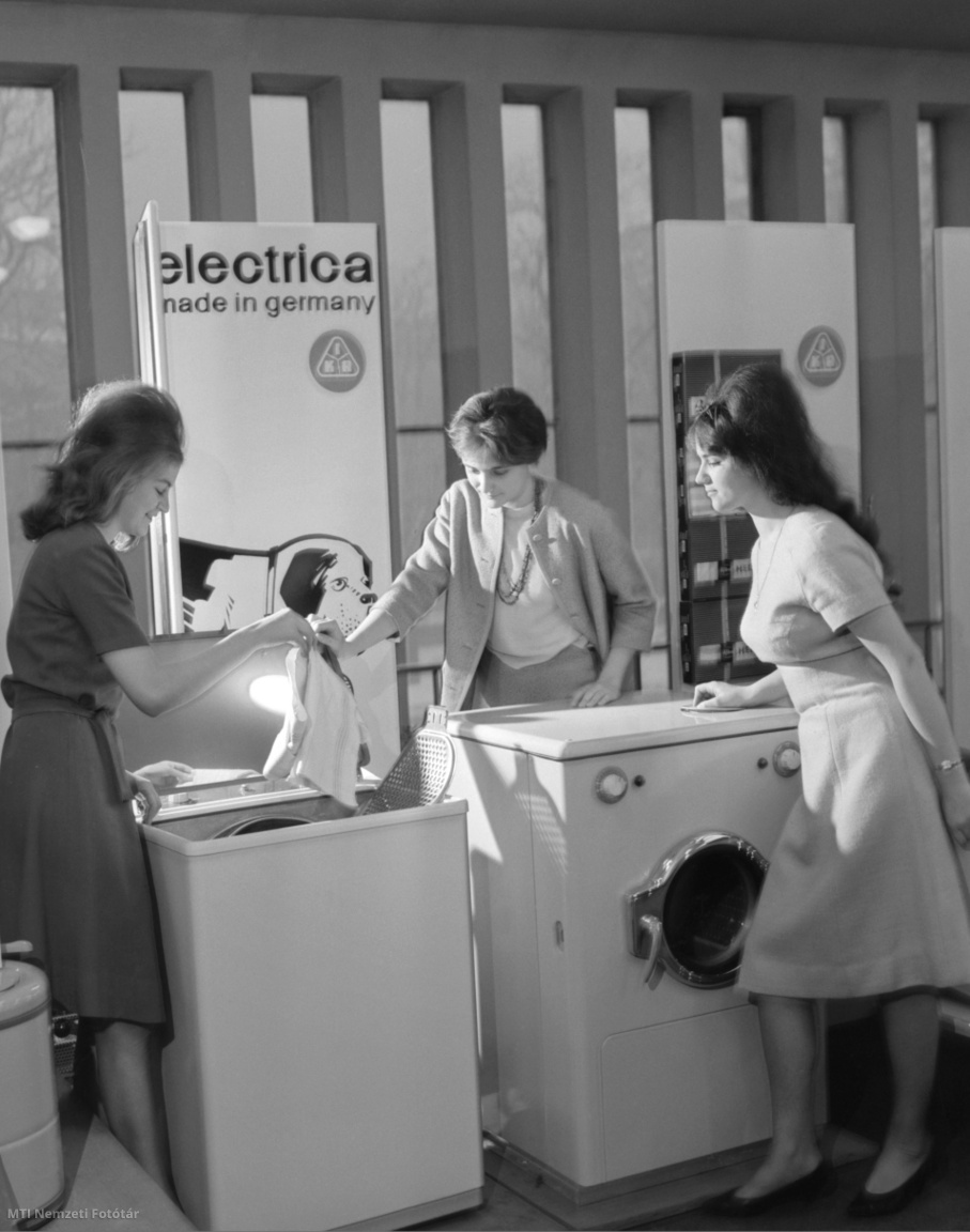 Budapest, 1963. december 12. Fiatal nők kipróbálják a mosógépeket a Német Demokratikus Köztársaságban (NDK) gyártott Electrica Special cég legújabb félautomata, programozható mosógépeit a kelet-német országban készült háztartási eszközökből, fűtőberendezésekből és konyhagépekből rendezett kiállításon, az Építők Rózsa Ferenc Művelődési Házában.