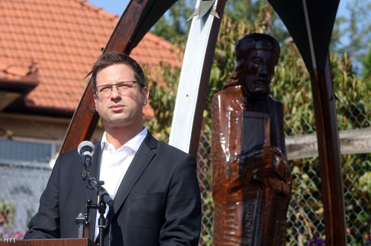 Gulyás Gergely, a Miniszterelnökséget vezető miniszter beszédet mond a tarcali Bor utca alapkövének elhelyezésén 2021. október 2-án