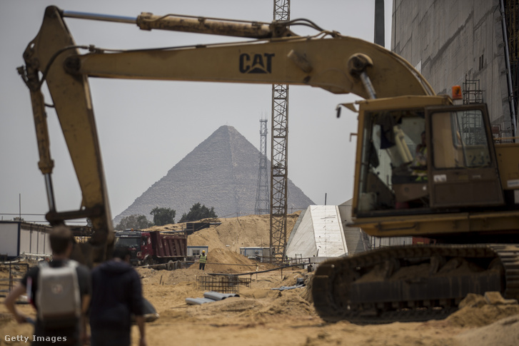 Egy munkagép, háttérben a gízai nagy piramis 2018. április 26-án