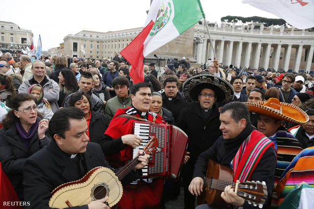 Mariachi-banda játszik a várakozóknak a Szent Péter téren