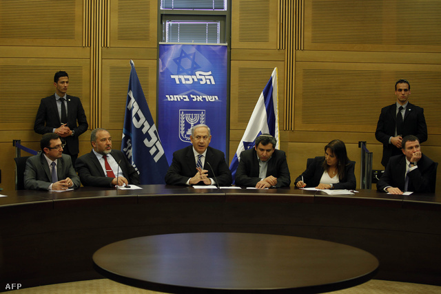 Netanjahu a Likud tagjaival a Kneszetben, március 14-én