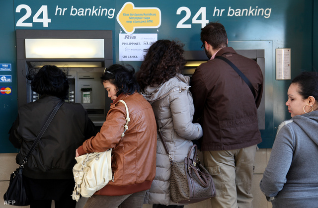 Tömegek rohamozták meg az ATM-eket Cipruson, hogy kivegyék pénzüket a bankból