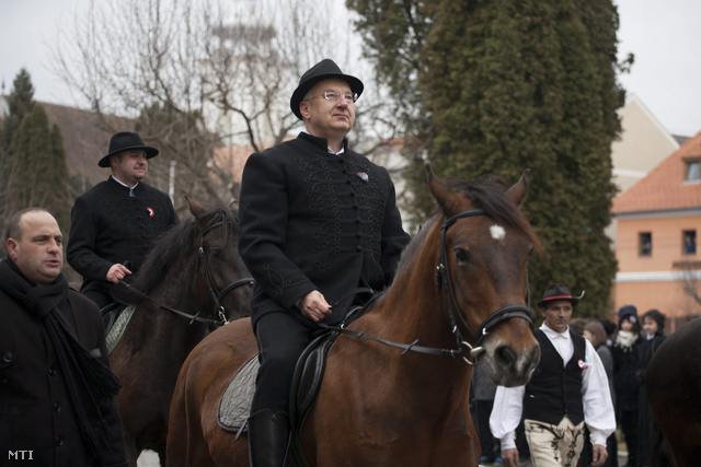 Semjén Zsolt miniszterelnök helyettes (k) és Olosz Gergely RMDSZ-képviselő (hátul) a huszár-hagyományőrzőkhöz csatlakozva lóháton érkezik az 1848–49-es magyar forradalom és szabadságharc 165. évfordulóját ünneplő felső-háromszékiek közé az erdélyi Kézdivásárhelyen