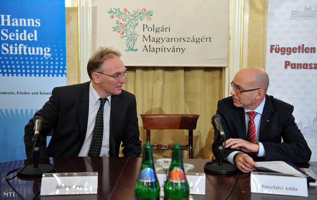 Juhász Imre a Független Rendészeti Panasztestület elnöke (b) az emberi jogvédelem fény- és árnyoldalai 1990 óta Magyarországon c. konferencán 2012-ben.