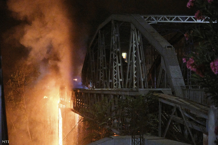 Lángol a római Ponte dell'Industria – ismertebb nevén Ponte di Ferro – híd 2021. október 3-án hajnalban