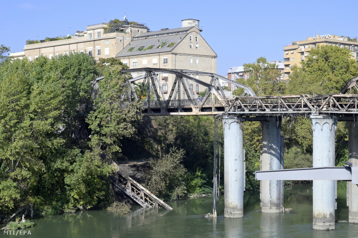 A tűzvészben megrongálódott római Ponte dell'Industria – ismertebb nevén Ponte di Ferro – híd 2021. október 3-án hajnalban