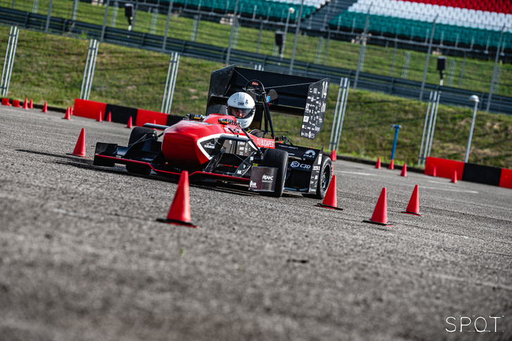 Báldi Gergő a BME Formula Racing Team versenyautójában.