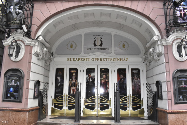 A Budapesti Operettszínház bejárata a VI. kerületi Nagymező utcában