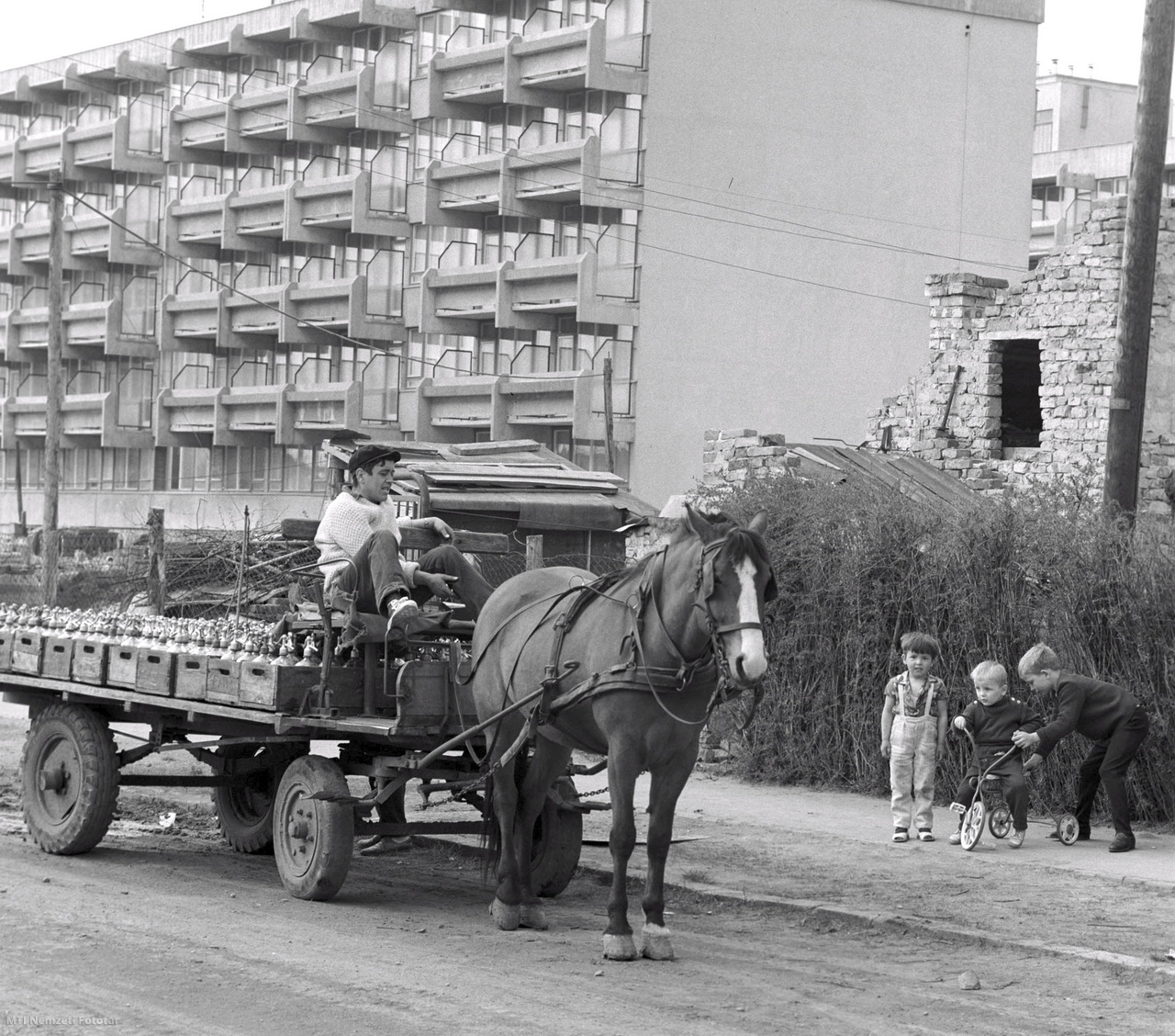 Budapest, 1971. április 14. Gyerekek figyelik a lovas kocsival közlekedő szódást a Pesterzsébet határában épülő, 1200 lakásos Vécsey utcai KISZ lakótelepen