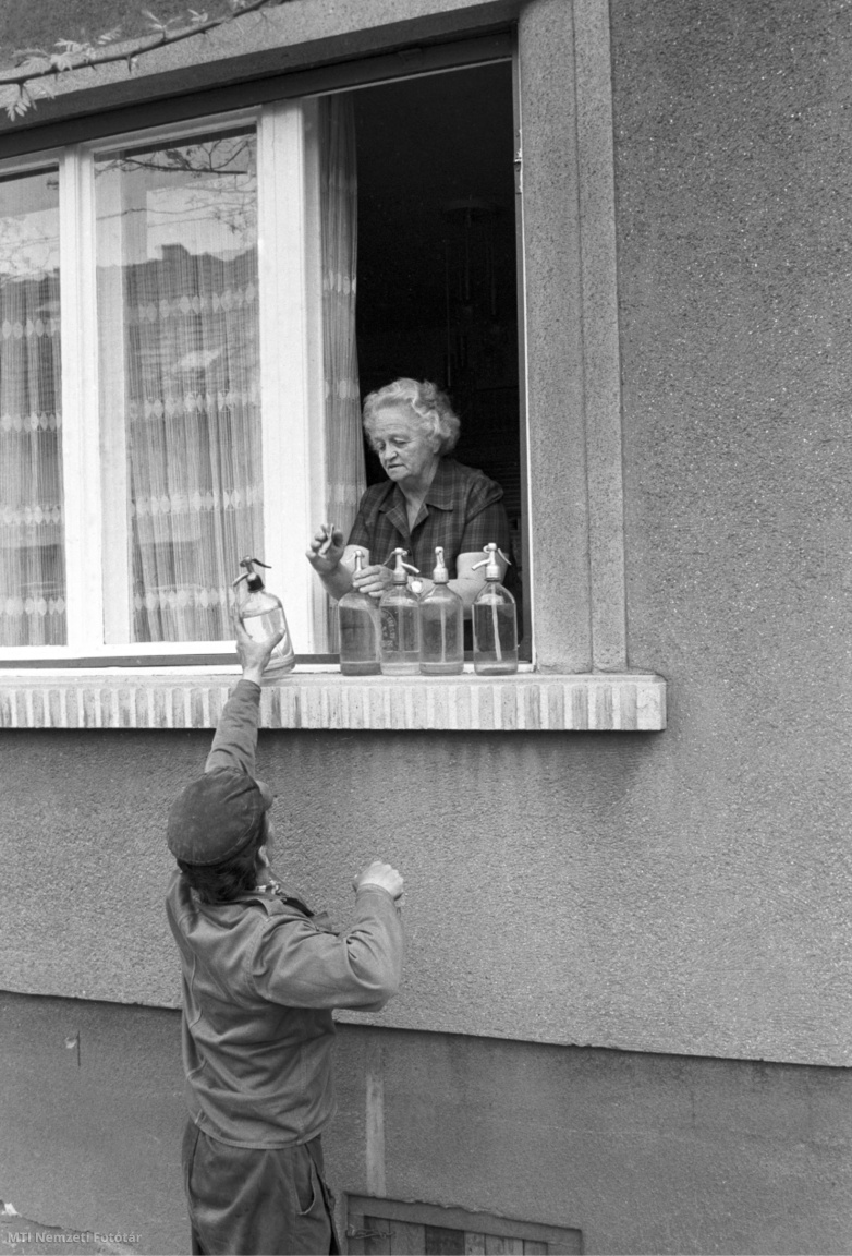 Budapest, 1982. május 7. Idős asszony szódavizet vásárol Thuróczy Gyula szikvízgyártó kisiparos boltjában Rákospalotán, a XV. kerületben