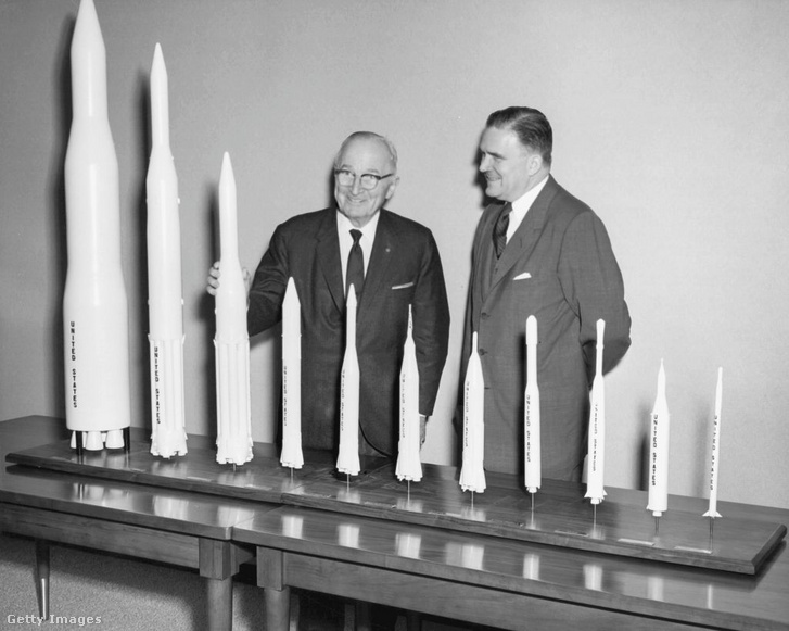 James E. Webb (jobb oldalon) rakétamodelleket mutat be Harry S. Truman amerikai elnöknek 1961 novemberében