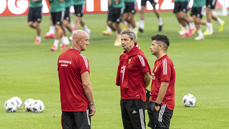 Marco Rossi szövetségi kapitány, valamint Cosimo Inguscio és Giovanni Constantino segítők (elöl, balról jobbra) a magyar labdarúgó-válogatott edzésén a Puskás Arénában 2020. szeptember 5-én