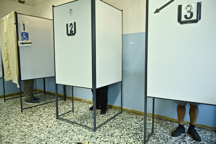 Szavazófülkék az olasz Turinban 2021 október 4.-én