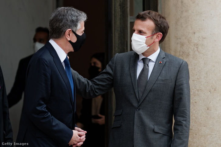 Antony Blinken (b) és Emmanuel Macron (j) 2021. június 26-án