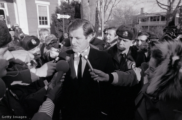 Kennedy szenátor a sajtó célkeresztjében a balesetet követően.