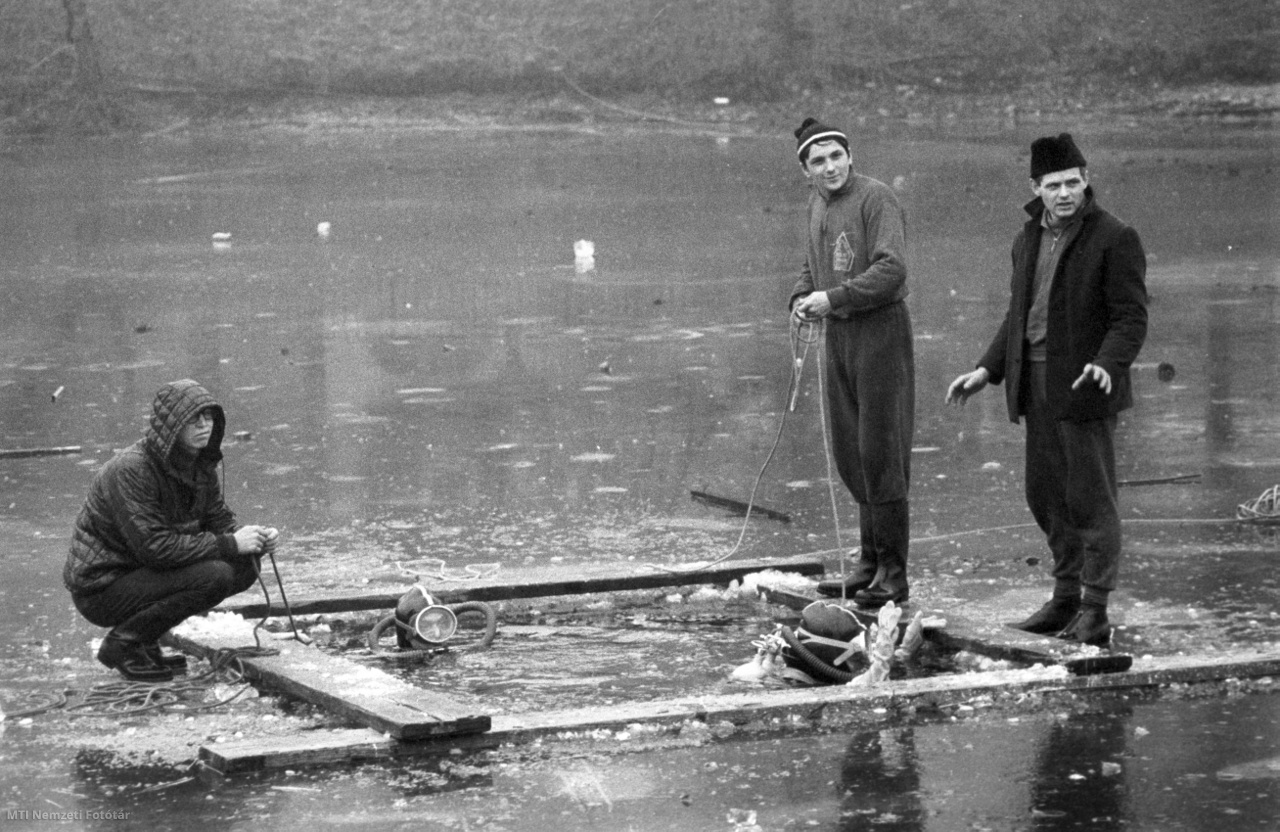 Budapest, 1969. január 19. A Csepel Vas- és Fémművek és a Ganz Mávag vízi klubjainak könnyű- és nehézbúvárai első közös jégalámerülési gyakorlatot hajtanak végre a Feneketlen-tónál. A sportolók itt próbálták ki először a FERFA típusú új magyar könnyűbúvár-készüléket is