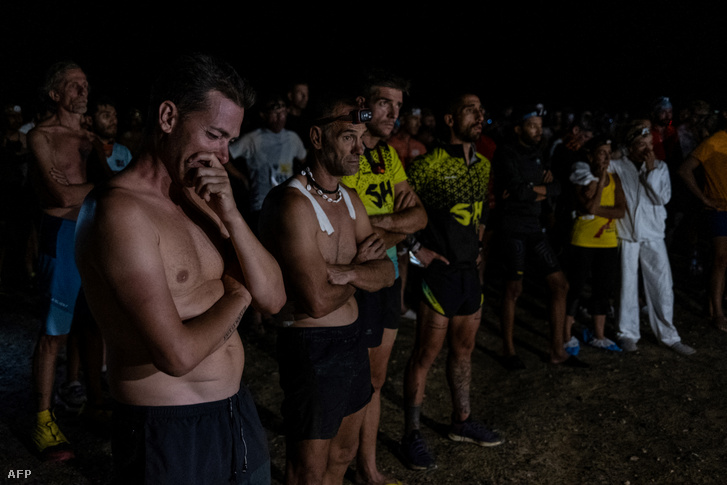 A versenyzőkkel közlik társuk halálhírék a Szahara Maratonon Marokkóban, 2021 októben 6-án