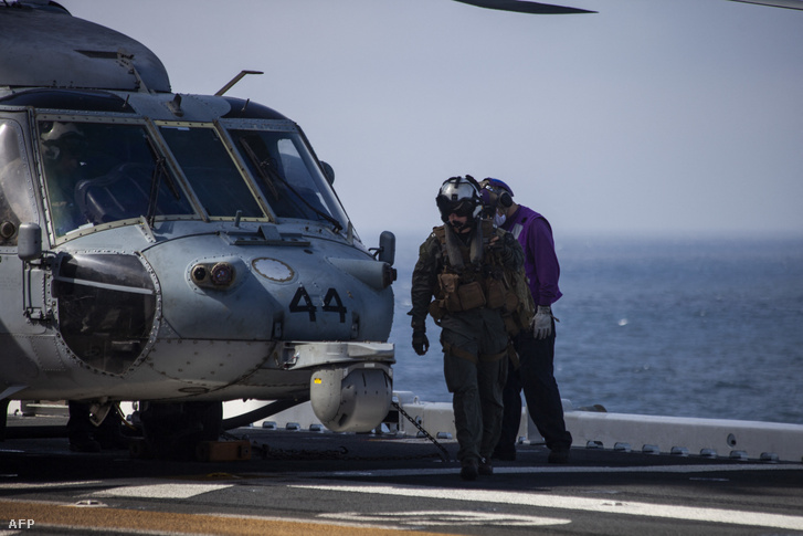 Az amerikai haditengerészet pilótája a Dél-Kalifornia partjainál történt kétéltű jármű balesetet követő, folyamatban lévő keresési és mentési műveletek során, 2020. július 30-án
