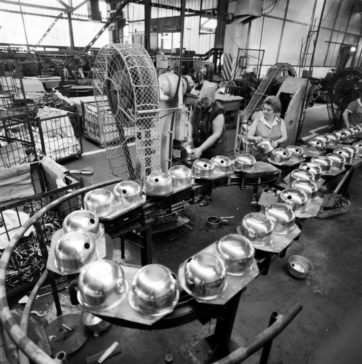Tiszafüredi Alumíniumárugyár 1. számú gyáregysége, teáskanna-gyártósor, 1975.