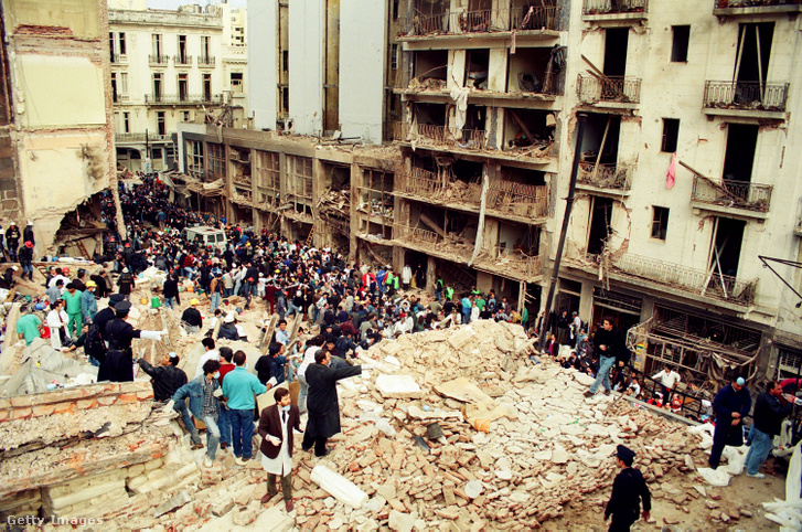 Mentőmunkások a törmelék között az AMIA Buenos Aires-i zsidó központ ellen elkövetett robbantás helyszínén 1994-ben