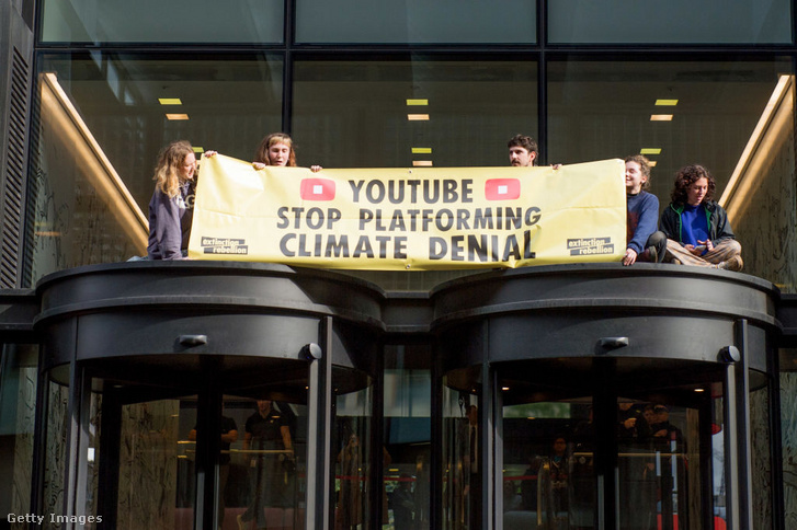 Az Extinction Rebellion környezetvédő aktivistái a klímaváltozást tagadó Youtube-videók eltávolítását követelik 2019 októberében